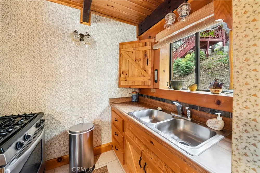 33329 Robin Drive Green Valley Lake, CA 92341