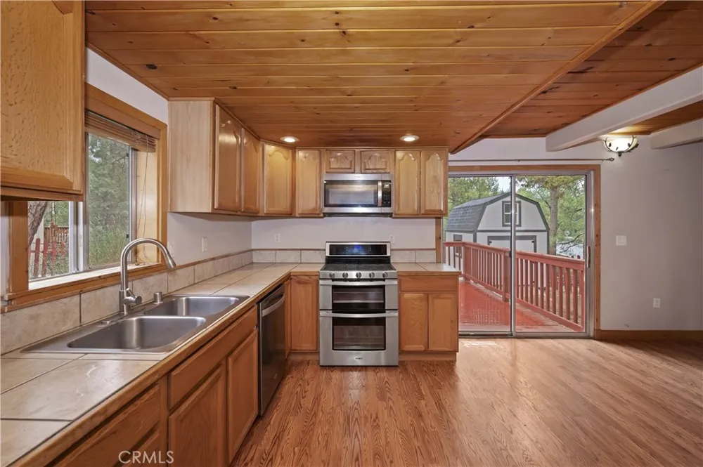 418 Sunset Lane Sugarloaf, CA 92386