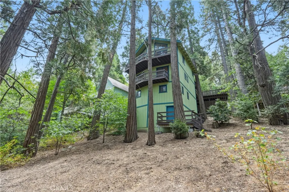 24036 Cresta Crestline, CA 92325