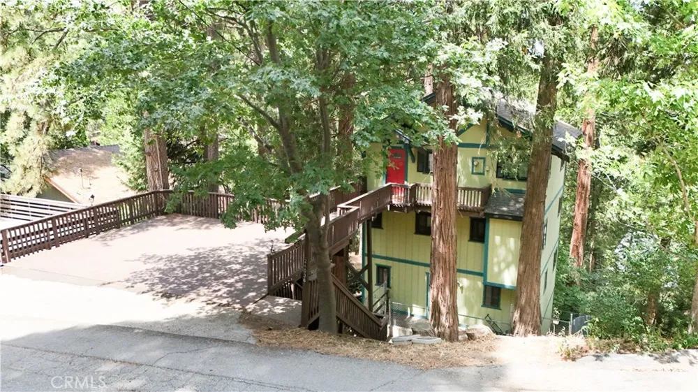 24036 Cresta Crestline, CA 92325