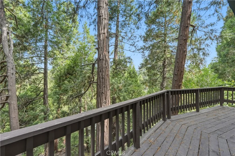 24036 Cresta Crestline, CA 92325