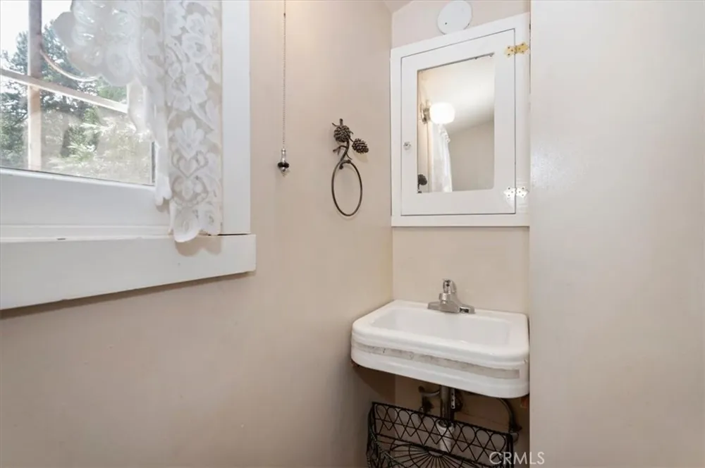 932 Cedar Drive Crestline, CA 92325