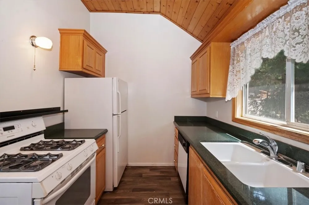 932 Cedar Drive Crestline, CA 92325