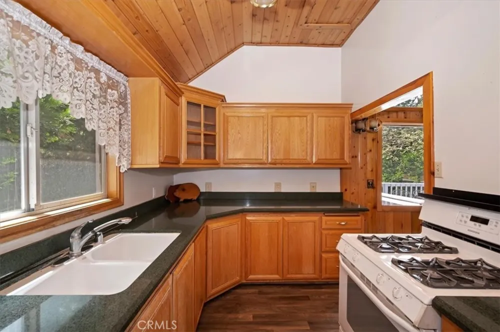 932 Cedar Drive Crestline, CA 92325