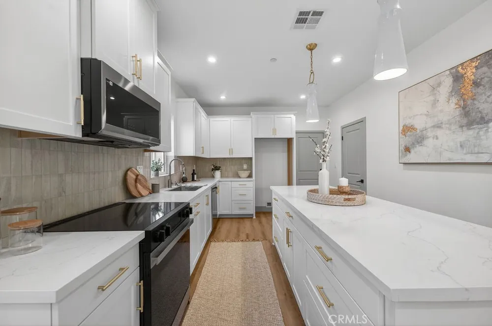 15540 Colorado Paramount, CA 90723