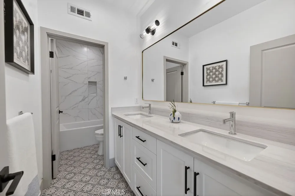 15540 Colorado Paramount, CA 90723