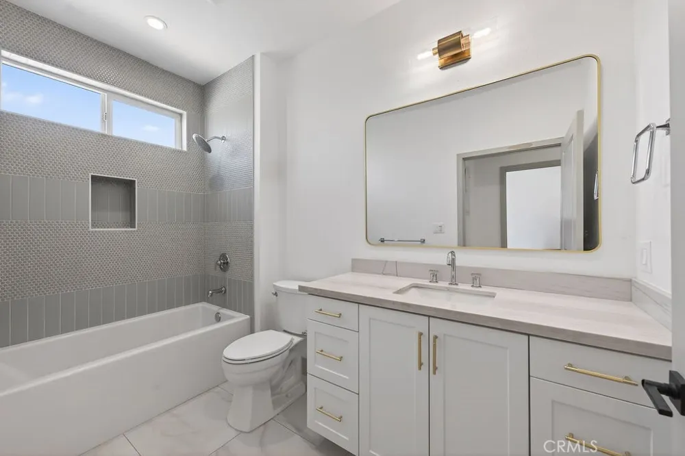 15540 Colorado Paramount, CA 90723