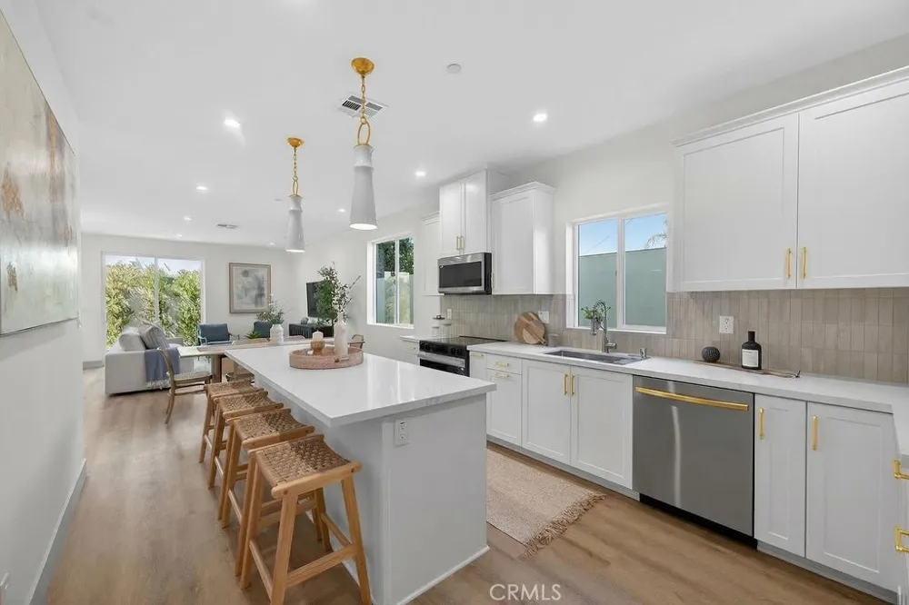15540 Colorado Paramount, CA 90723