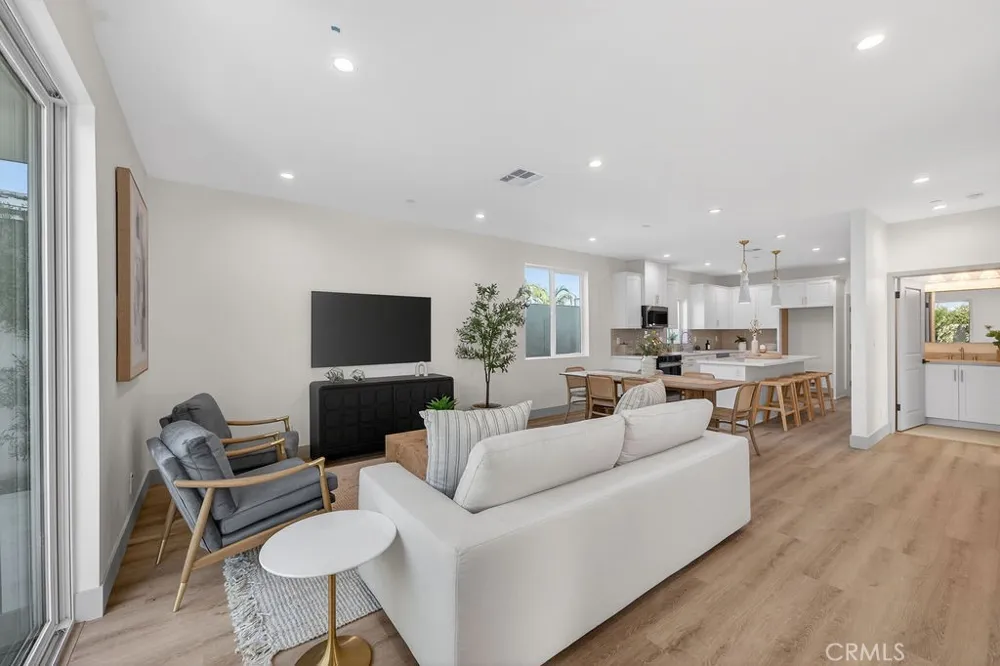 15540 Colorado Paramount, CA 90723