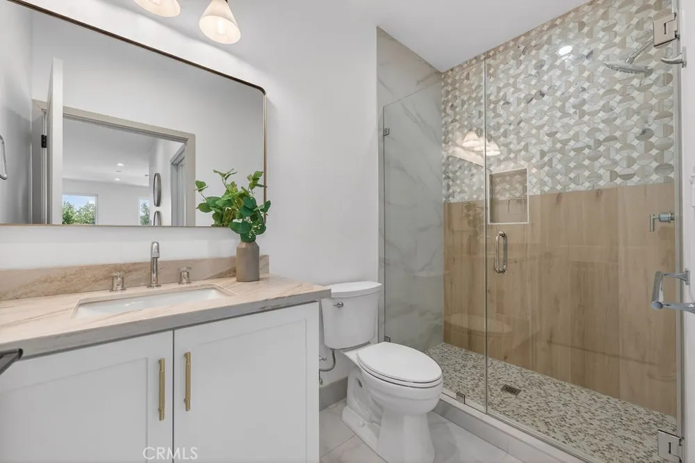 15540 Colorado Paramount, CA 90723