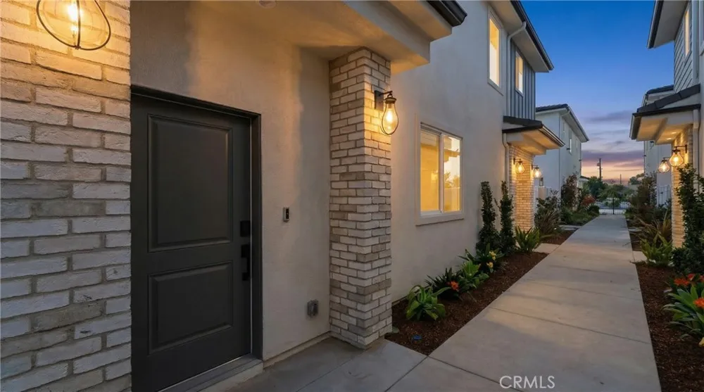 15540 Colorado Paramount, CA 90723