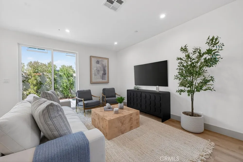 15540 Colorado Paramount, CA 90723