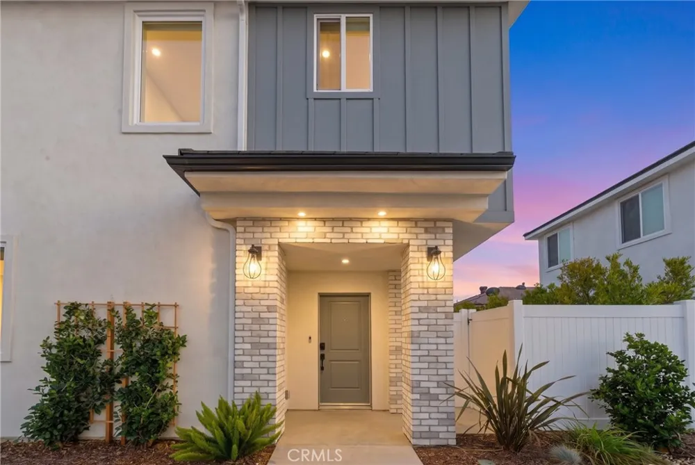 15540 Colorado Paramount, CA 90723