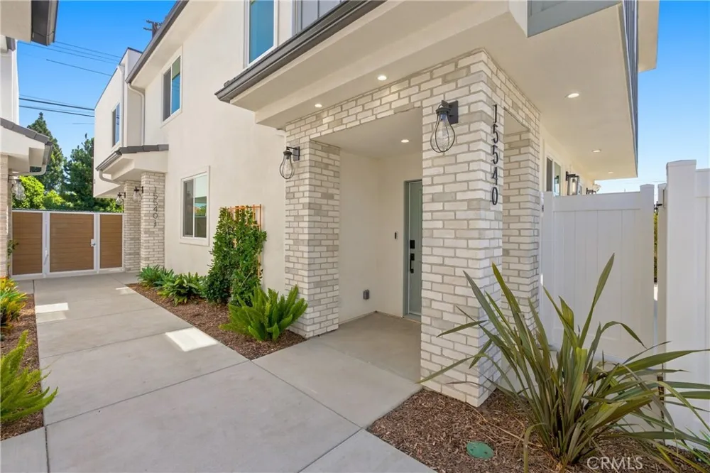 15540 Colorado Paramount, CA 90723