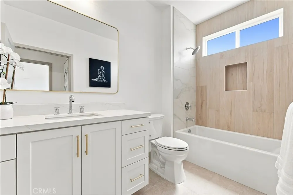 15540 Colorado Paramount, CA 90723