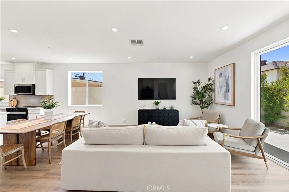 15540 Colorado Paramount, CA 90723