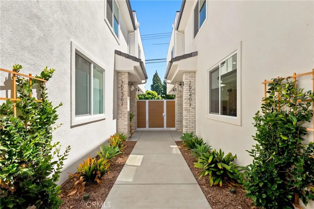 15540 Colorado Paramount, CA 90723
