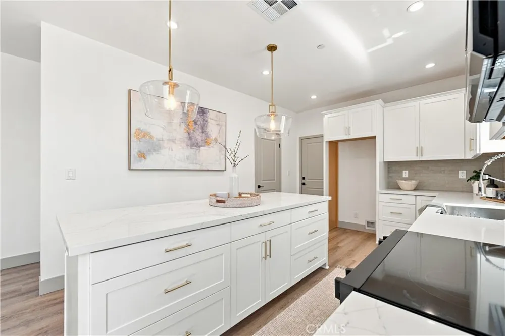 15540 Colorado Paramount, CA 90723