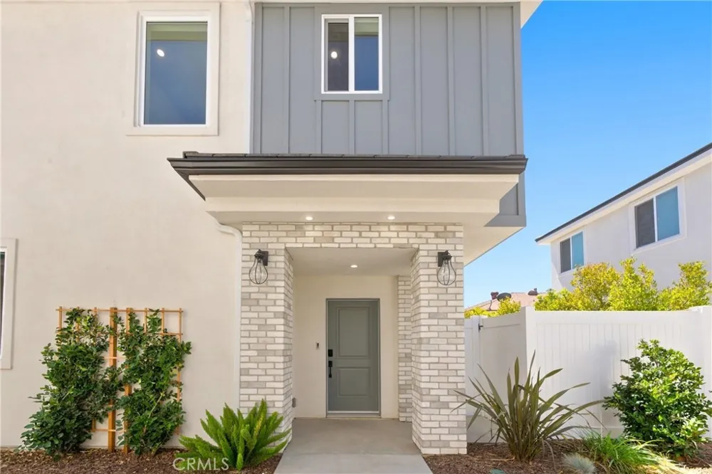 15540 Colorado Paramount, CA 90723