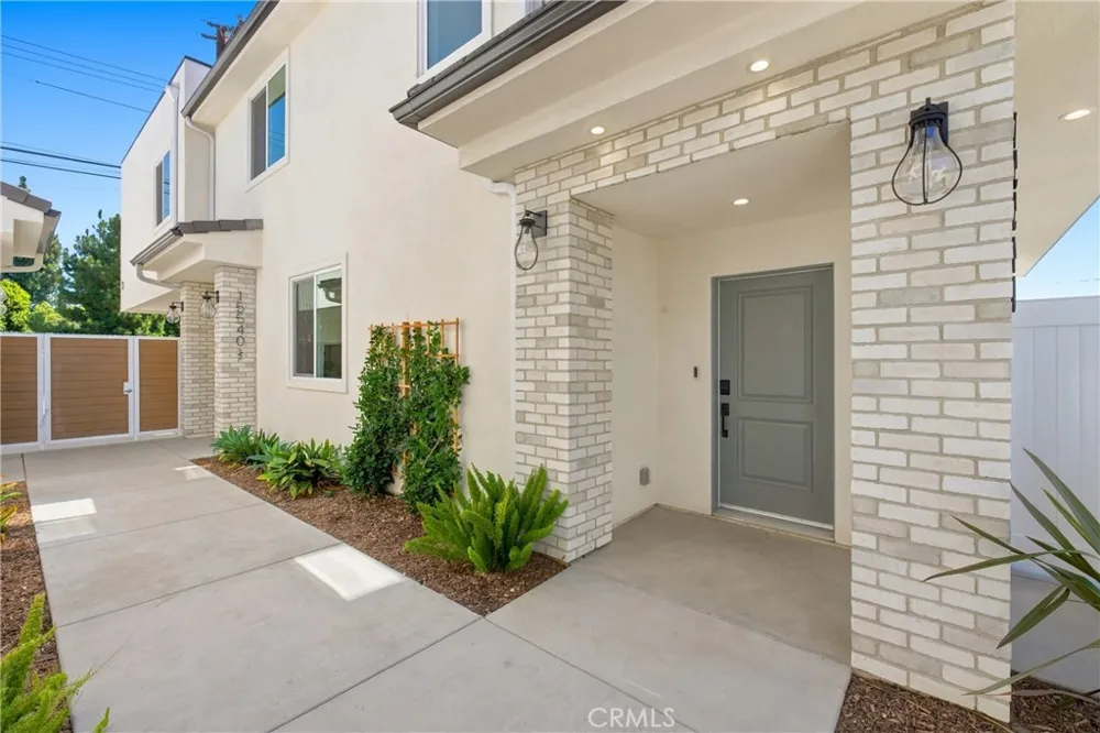 15540 Colorado Paramount, CA 90723