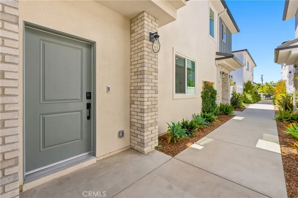 15540 Colorado Paramount, CA 90723