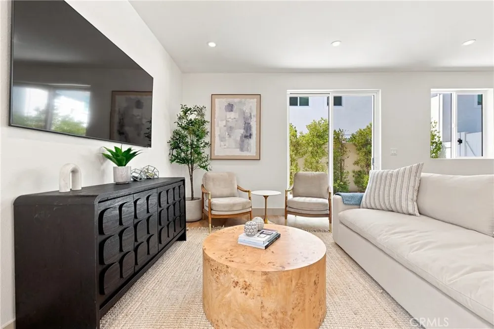 15540 Colorado Paramount, CA 90723