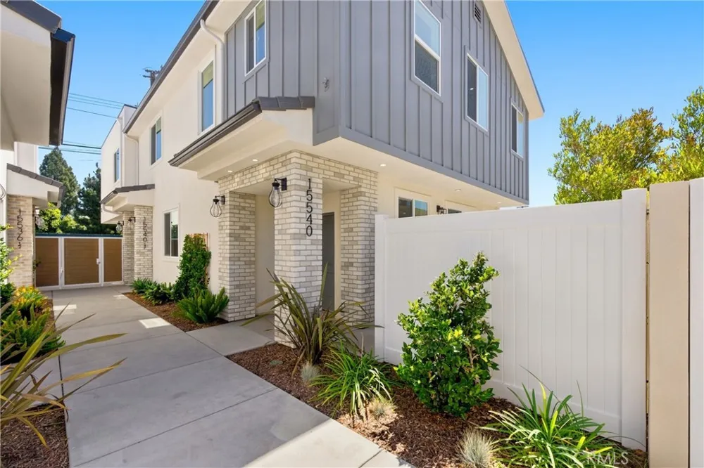 15540 Colorado Paramount, CA 90723