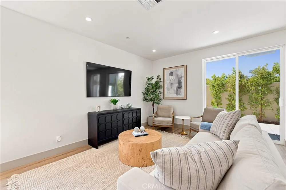 15540 Colorado Paramount, CA 90723