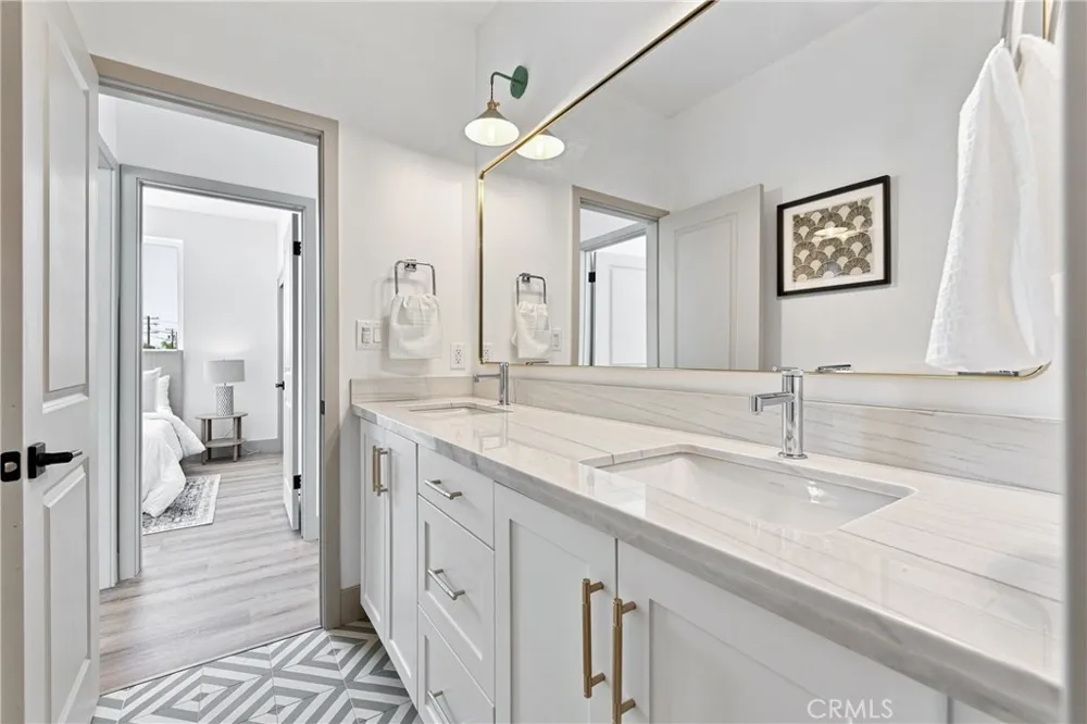 15540 Colorado Paramount, CA 90723