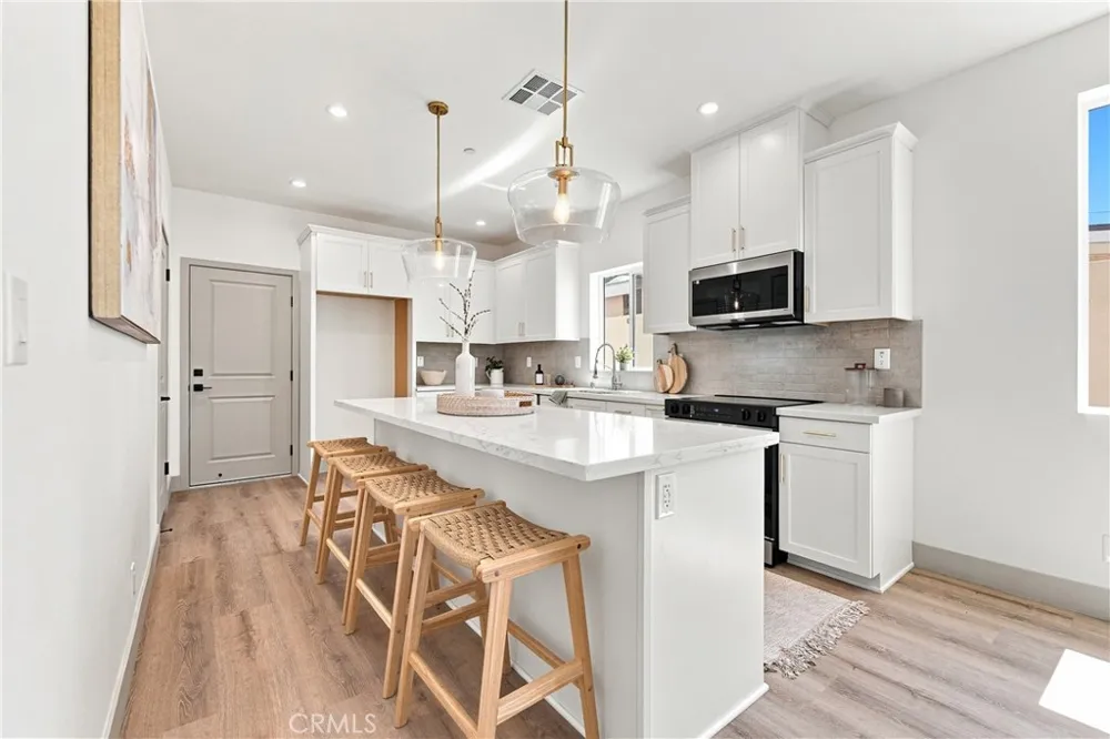 15540 Colorado Paramount, CA 90723