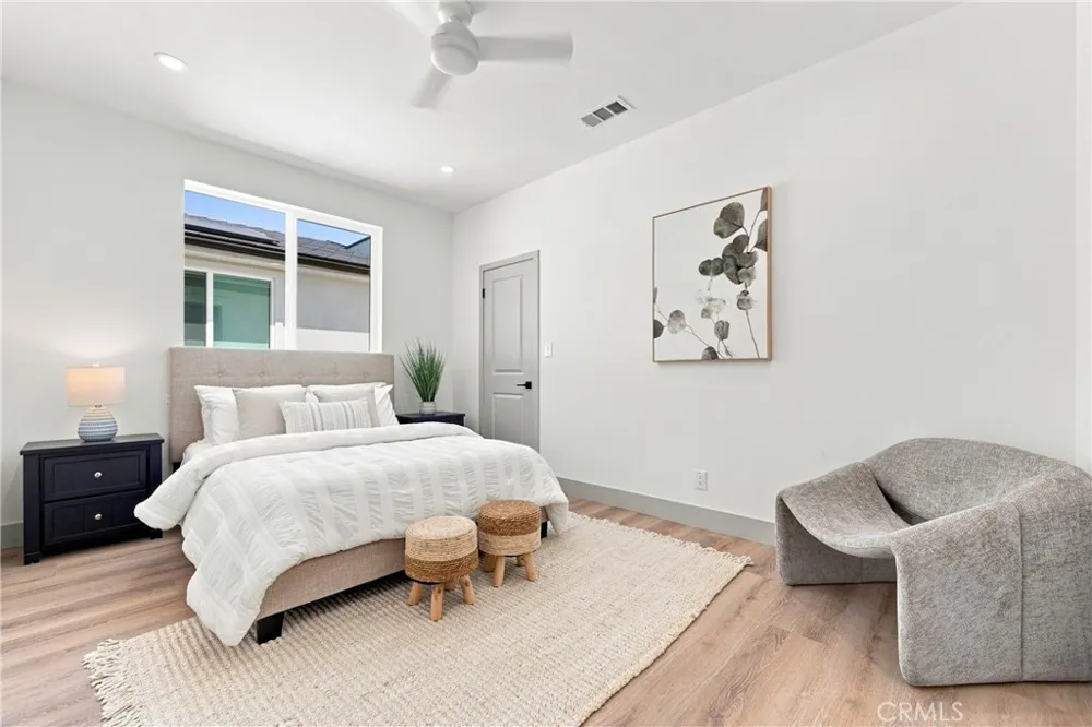 15540 Colorado Paramount, CA 90723