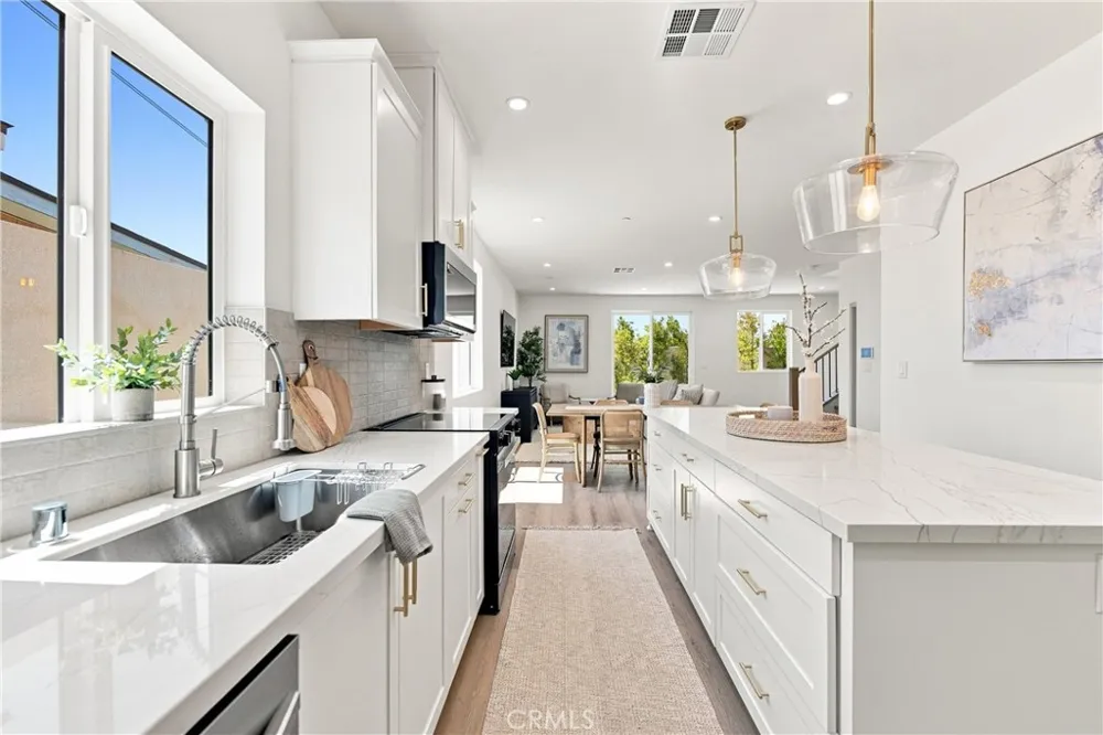15540 Colorado Paramount, CA 90723