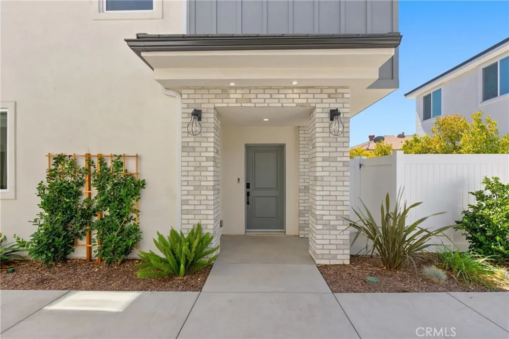 15540 Colorado Paramount, CA 90723