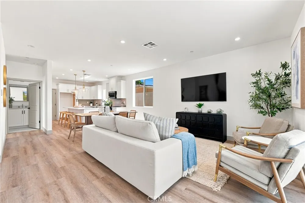 15540 Colorado Paramount, CA 90723