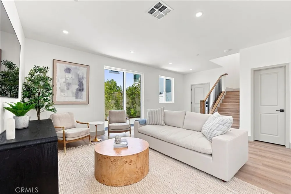 15540 Colorado Paramount, CA 90723