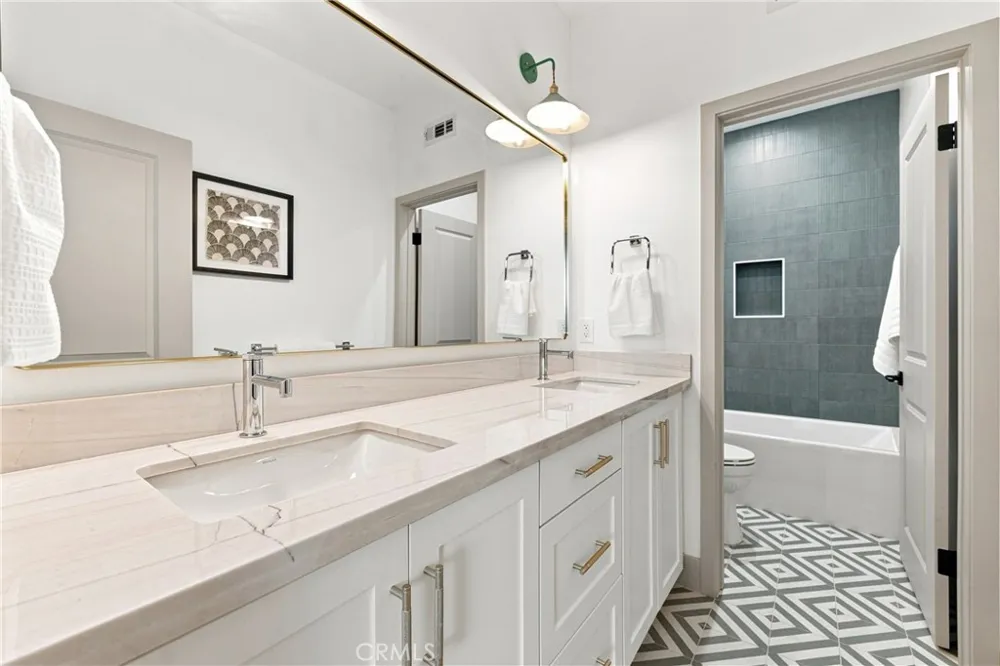 15540 Colorado Paramount, CA 90723