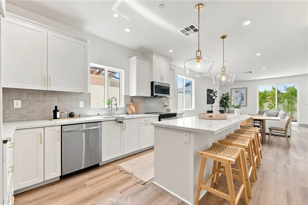 15540 Colorado Paramount, CA 90723