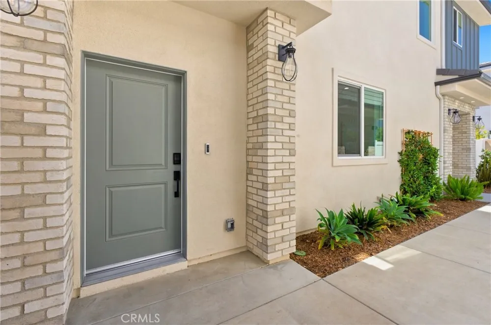 15540 Colorado Paramount, CA 90723