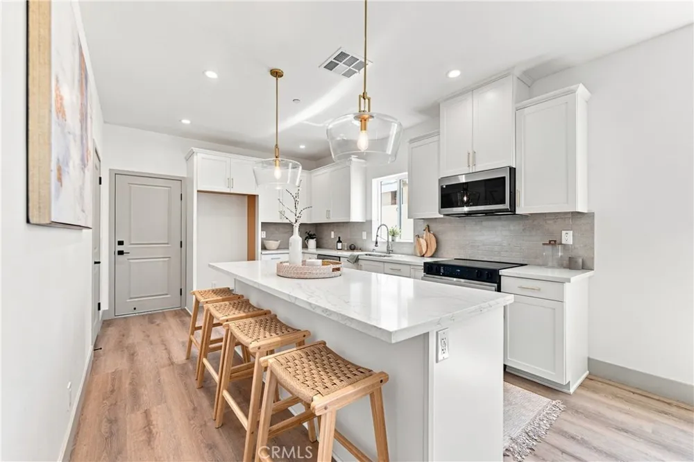15540 Colorado Paramount, CA 90723