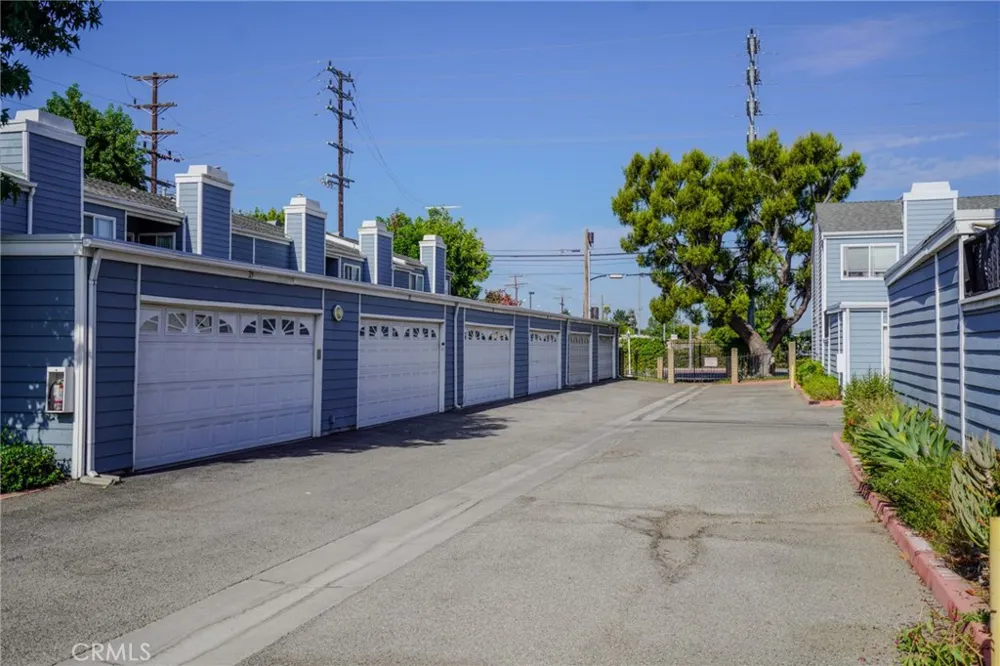 15735 Nordhoff #26 Los Angeles, CA 91343