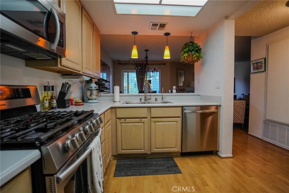15735 Nordhoff #26 Los Angeles, CA 91343