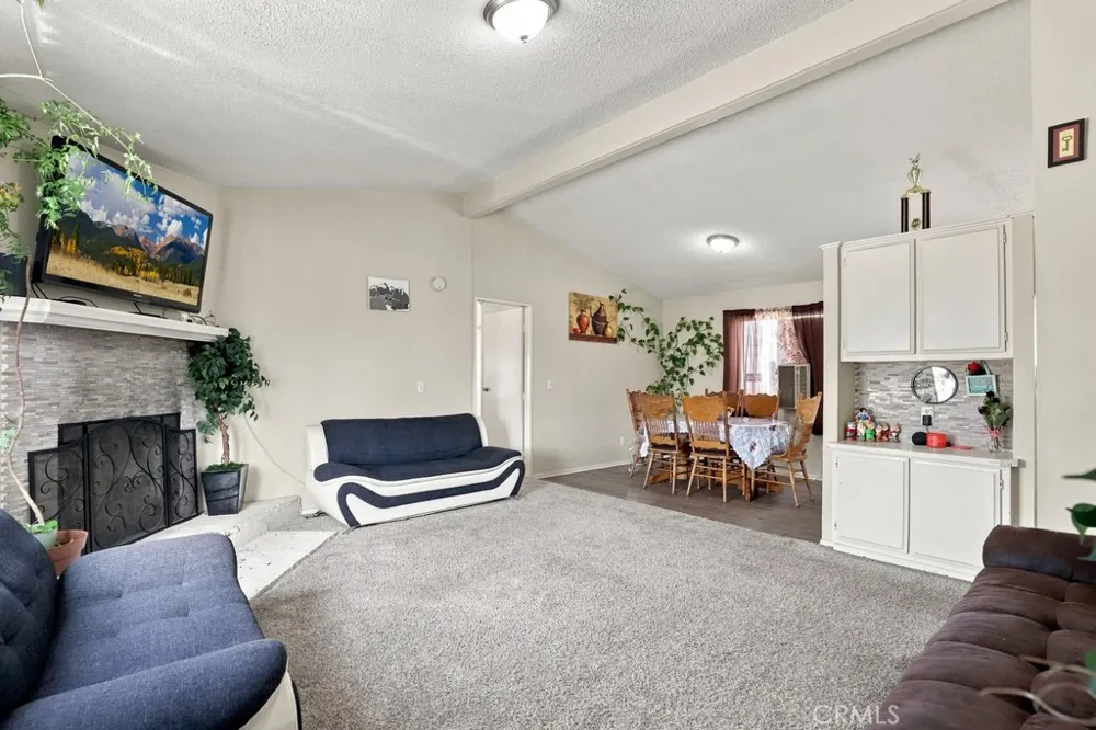 1930 Calaveras Pinon Hills, CA 92372