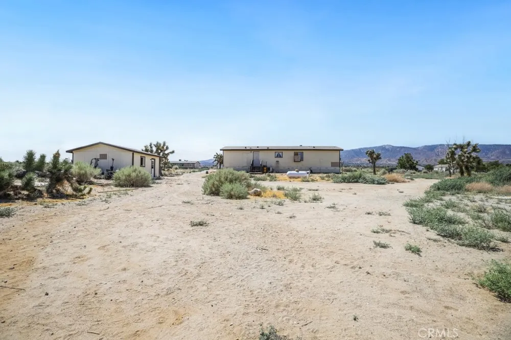 1930 Calaveras Pinon Hills, CA 92372