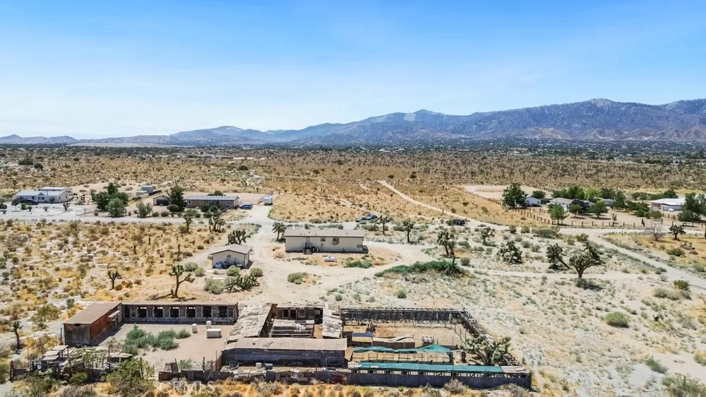 1930 Calaveras Pinon Hills, CA 92372
