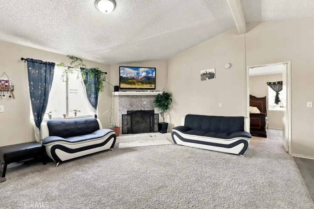 1930 Calaveras Pinon Hills, CA 92372