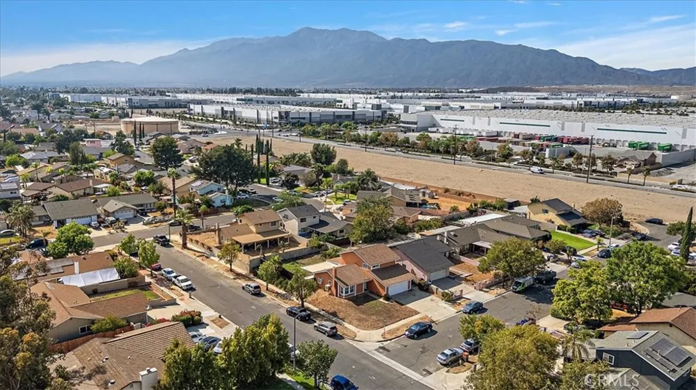 7370 Palm Fontana, CA 92336