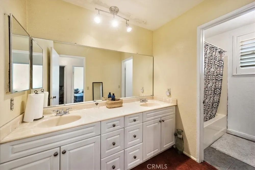 7370 Palm Fontana, CA 92336