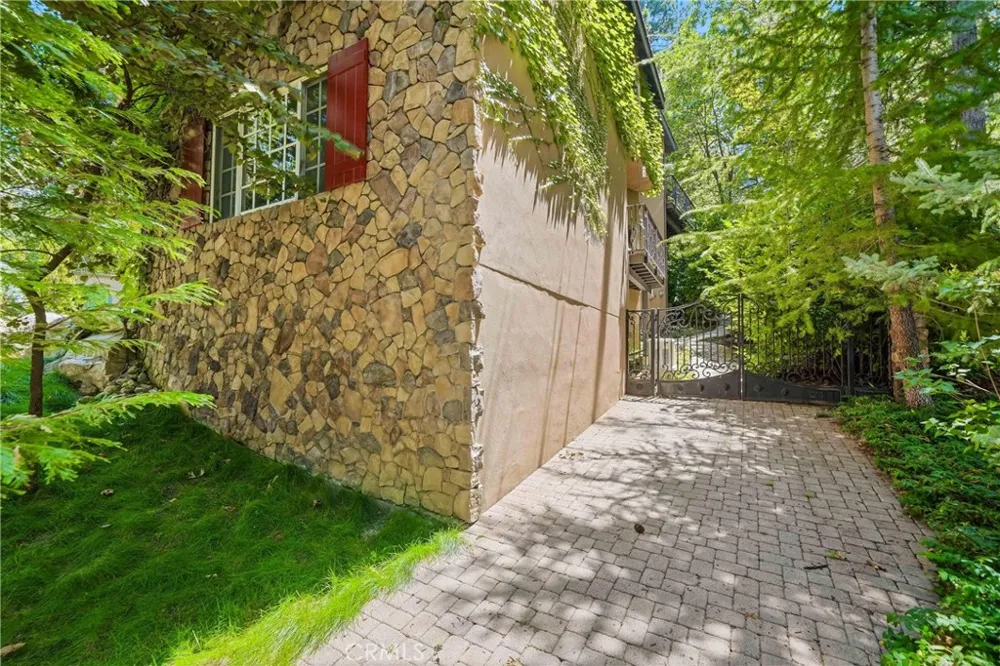 30151 Skyline Running Springs, CA 92382