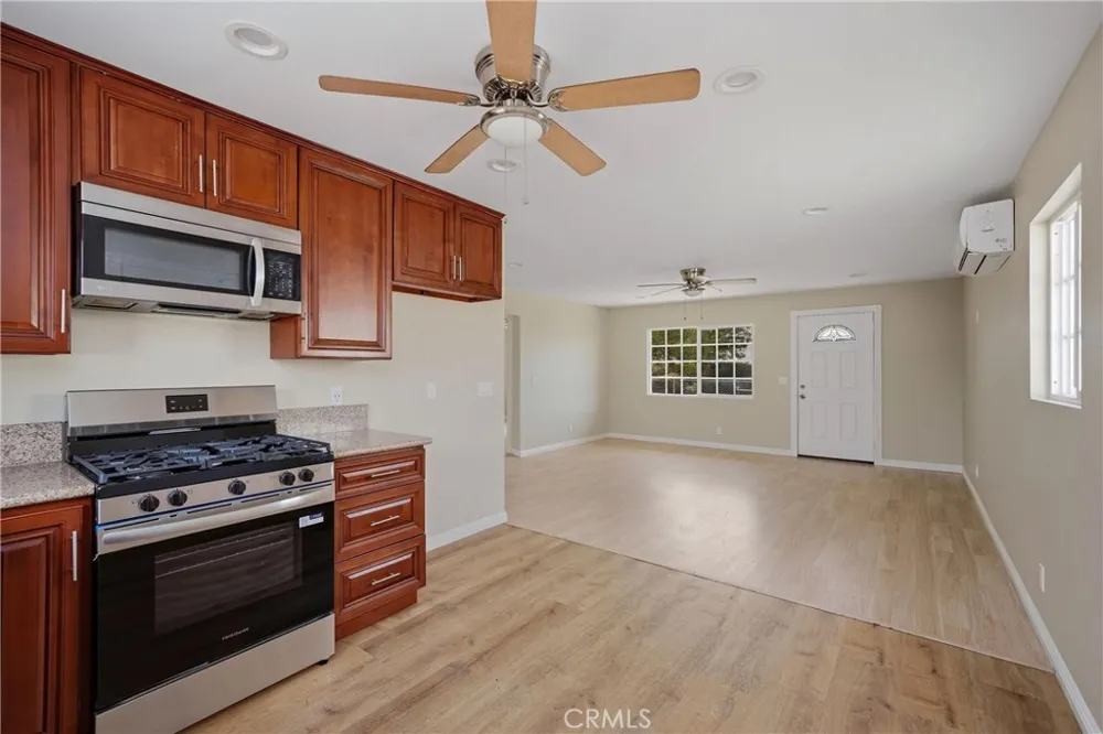 221 Pleasant View Colton, CA 92324