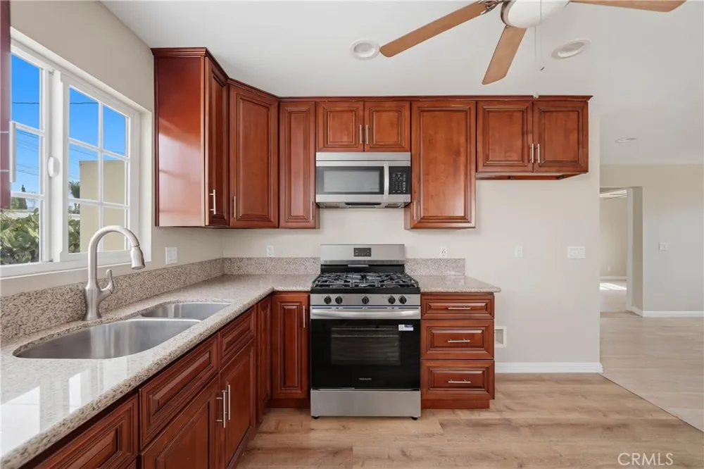 221 Pleasant View Colton, CA 92324